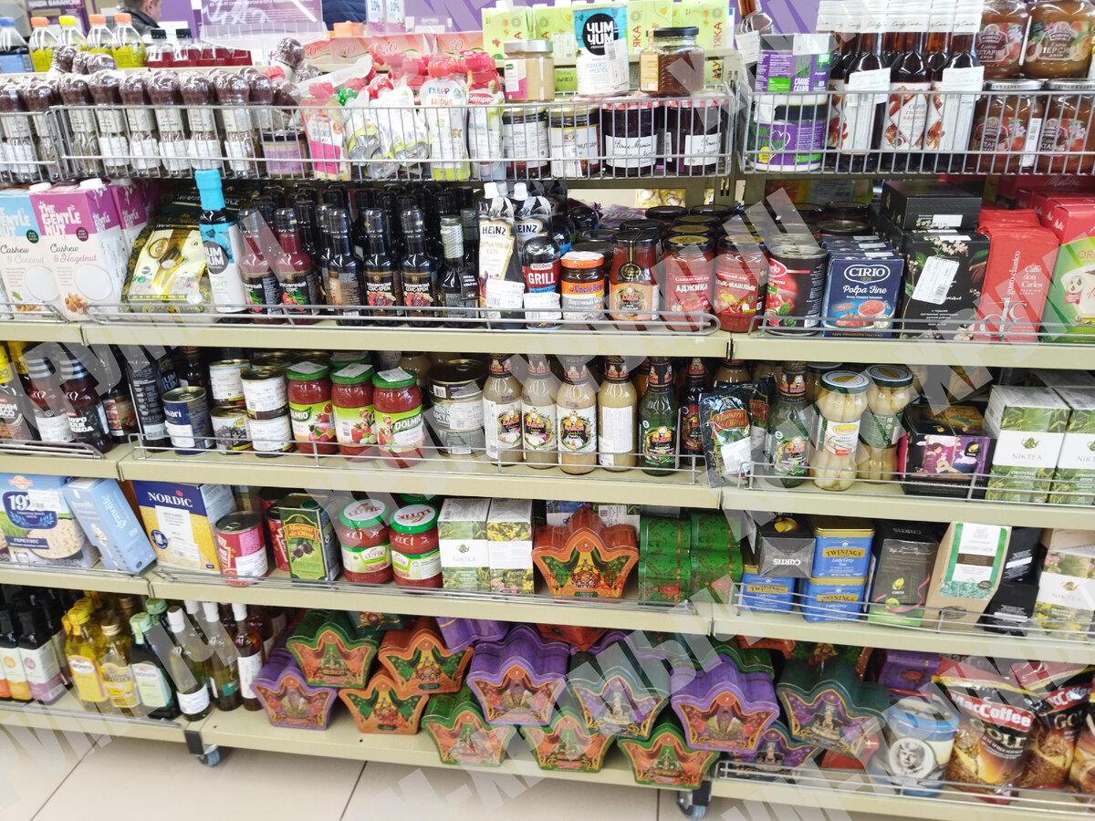 Многие и не подозревают, что в Фамилии продаются продукты питания. Однако же продаются. Конечно, в основном, здесь представлена всякая белиберда, но, бывает, появляются и интересные штуковины. 