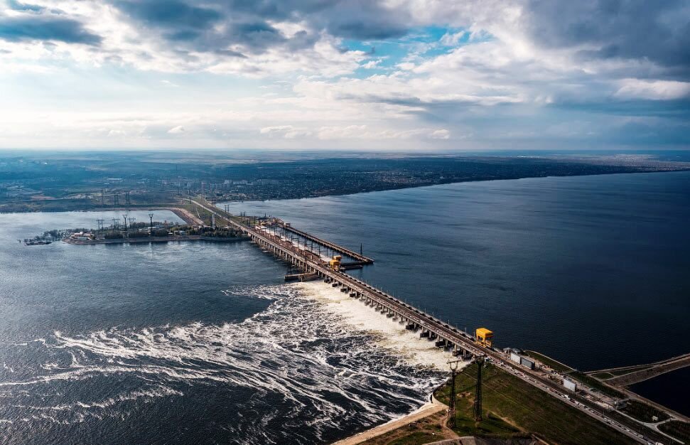 Работа водосливной плотины Волжской ГЭС (фото из открытых источников).