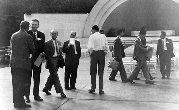 На сентябрьской конференции 1959 года по квантовой электронике ученые, заинтригованные идеей "оптического мазера",  обменялись идеями  и подстегнули друг друга. 