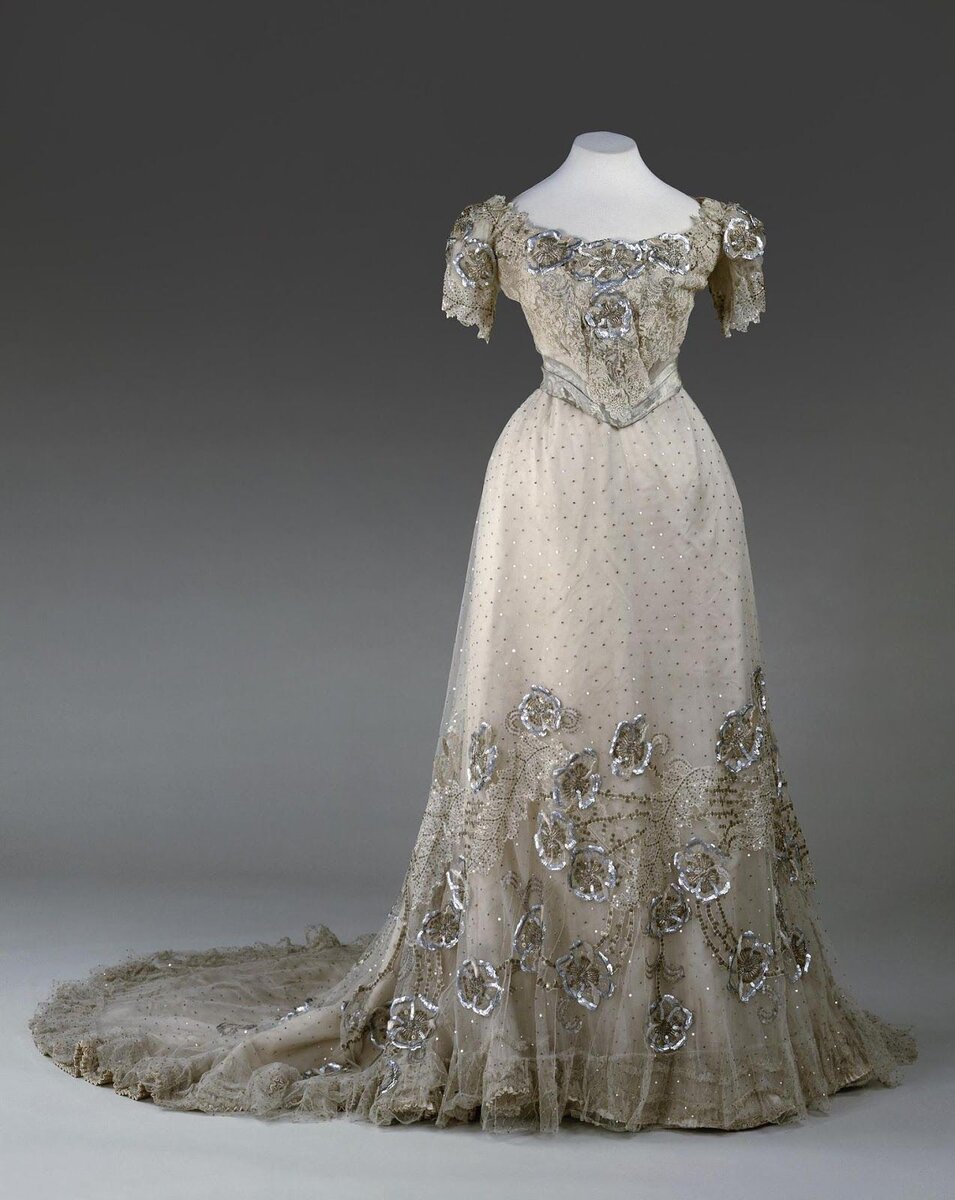 Платье бальное императрицы Александры Федоровны, 1902-1903 годы. Мастерская Н. П. Ламановой. Тюль, атлас, брюссельское кружево, серебряная парча, накладное шитье, блестки, бить, вышивка. 
