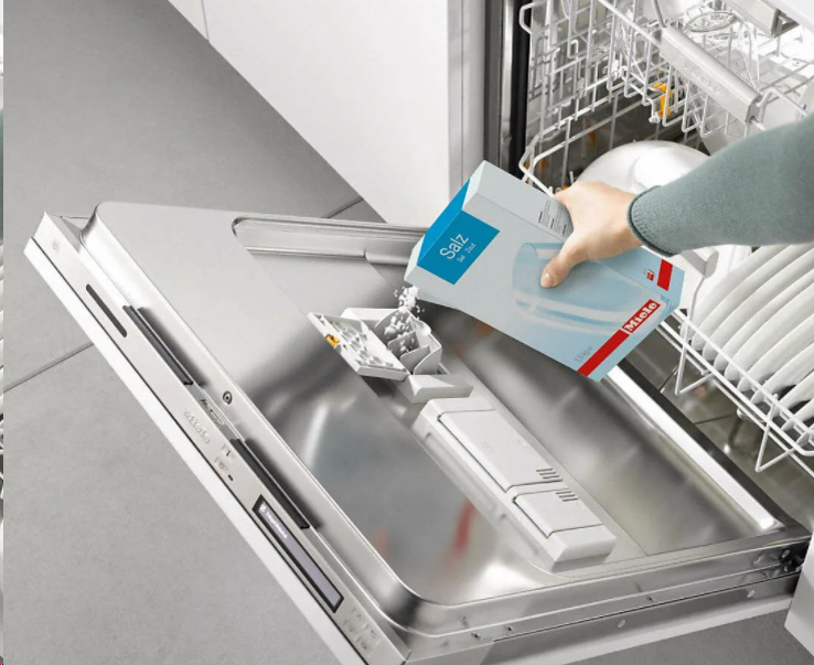 Шаг 2: Загрузка посуды и добавление моющего средства