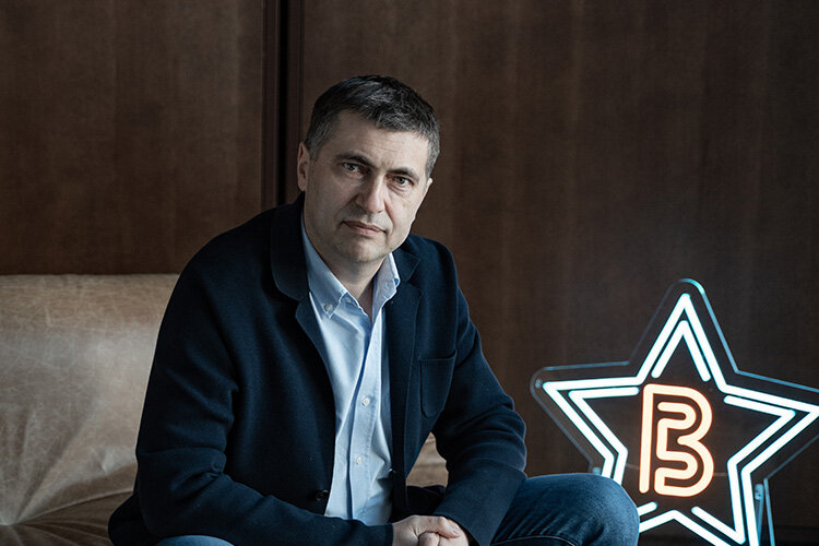 Дмитрий Симоненко — основатель компаний, успешно работающих в разных сферах: от ритейла и информационных технологий до космической индустрии и робототехники. Его проект Plesk занимает 98% мирового рынка автоматизации серверов и оценивается более чем в $1,6 млрд. Другой проект — Innalabs стал ведущим мировым производителем высокоточных гироскопов для аэрокосмической и военной техники, в том числе для NASA и SpaceX. Автор более 20 патентов и книги «Управляя кризисом. Как выращивать успешные компании».