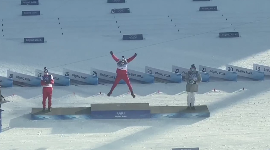 20 спортсменов встали в 4. Олимпийские игры в России. Большунов сломал пьедестал. Пьедестал Олимпийских игр лыжник.