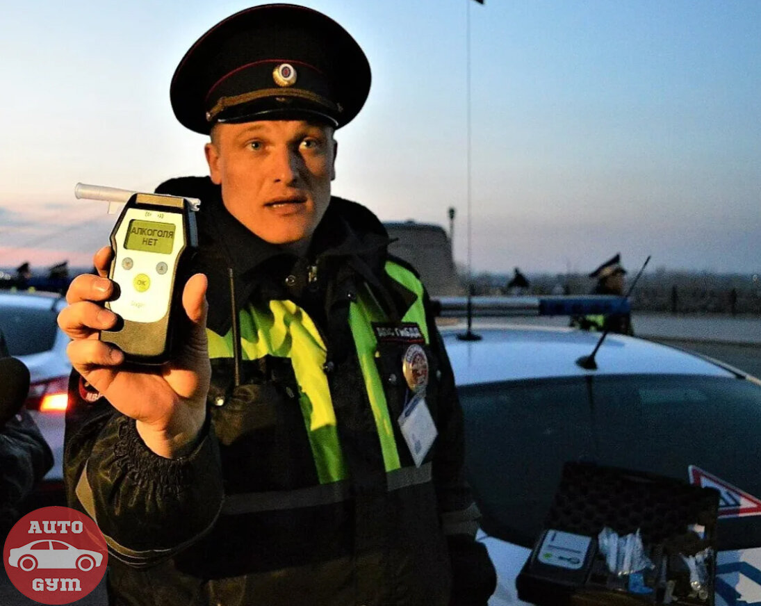 Сотрудник ГИБДД с алкотестером.