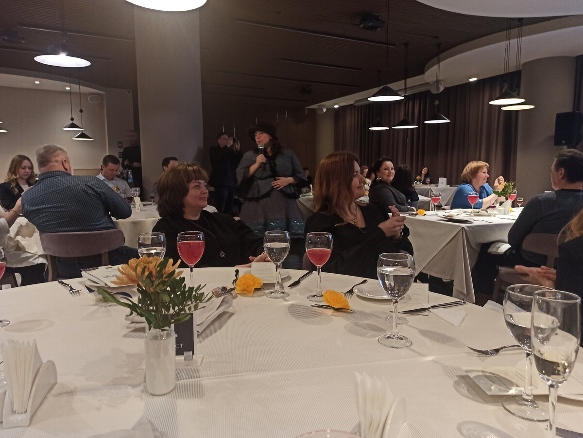 Почтенная Аполлинария Ивановна приветствует гостей