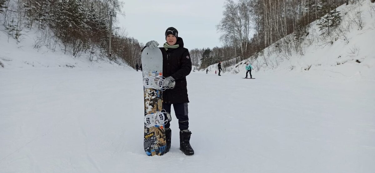 Паша впервые встал на сноуборд. 