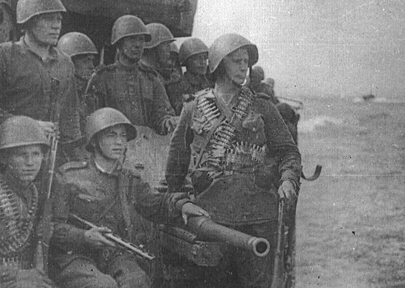 355-й отдельный батальон морской пехоты Тихоокеанского флота готовится штурмовать Сэйсин, фото 1945 года.