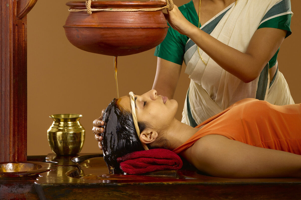Индийский массаж головы. Керала Аюрведа. Панчакарма Керала. Панчакарма в Индии. Аюрведический массаж древней Индии.