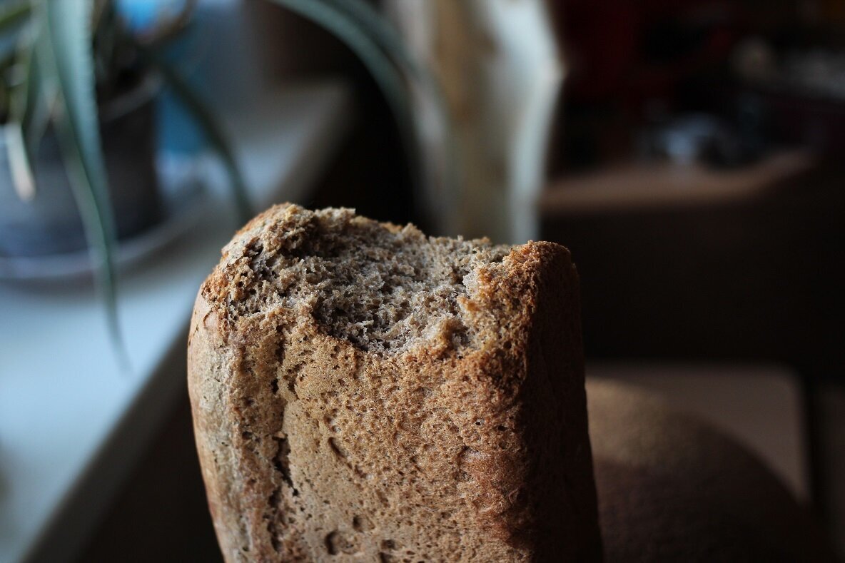 Корочка хлеба. Черный хлеб. Надкусанный хлеб. Надкусанная булка хлеба.
