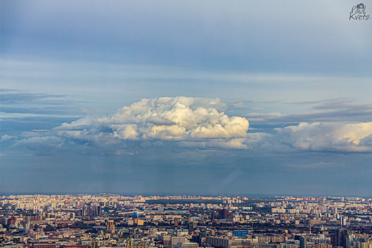 60mm, 1/250s, f/5, ISO 100. Здесь главным элементом является гигантское облако, которое показывает насколько маленькими являются дома, хотя вблизи кажутся нам огромными... Игра масштабов,