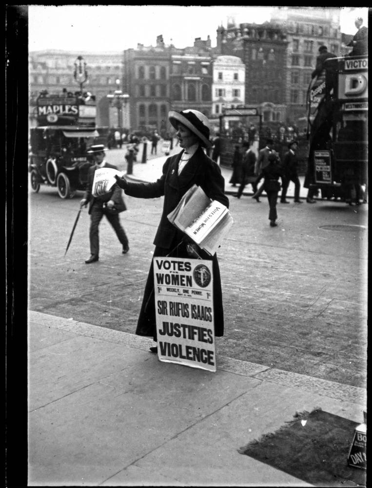 Английская суфражистка https://upload.wikimedia.org/wikipedia/commons/7/79/British_suffragette.jpg