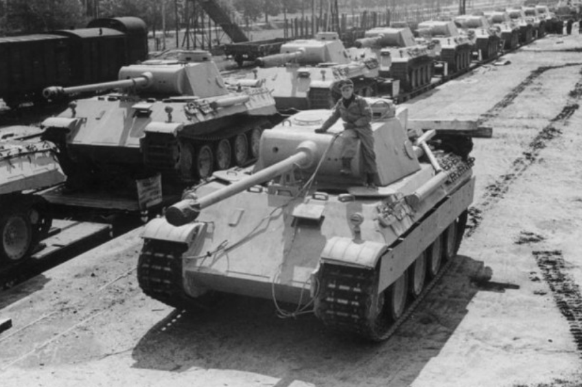 Первая партия серийных PzKpfw V Panther готовится к отправке на Восточный фронт. Ни одна из них не сохранилась до сегодняшнего дня. Всего произведено более 6000 экземпляров. Фото Бундесархив