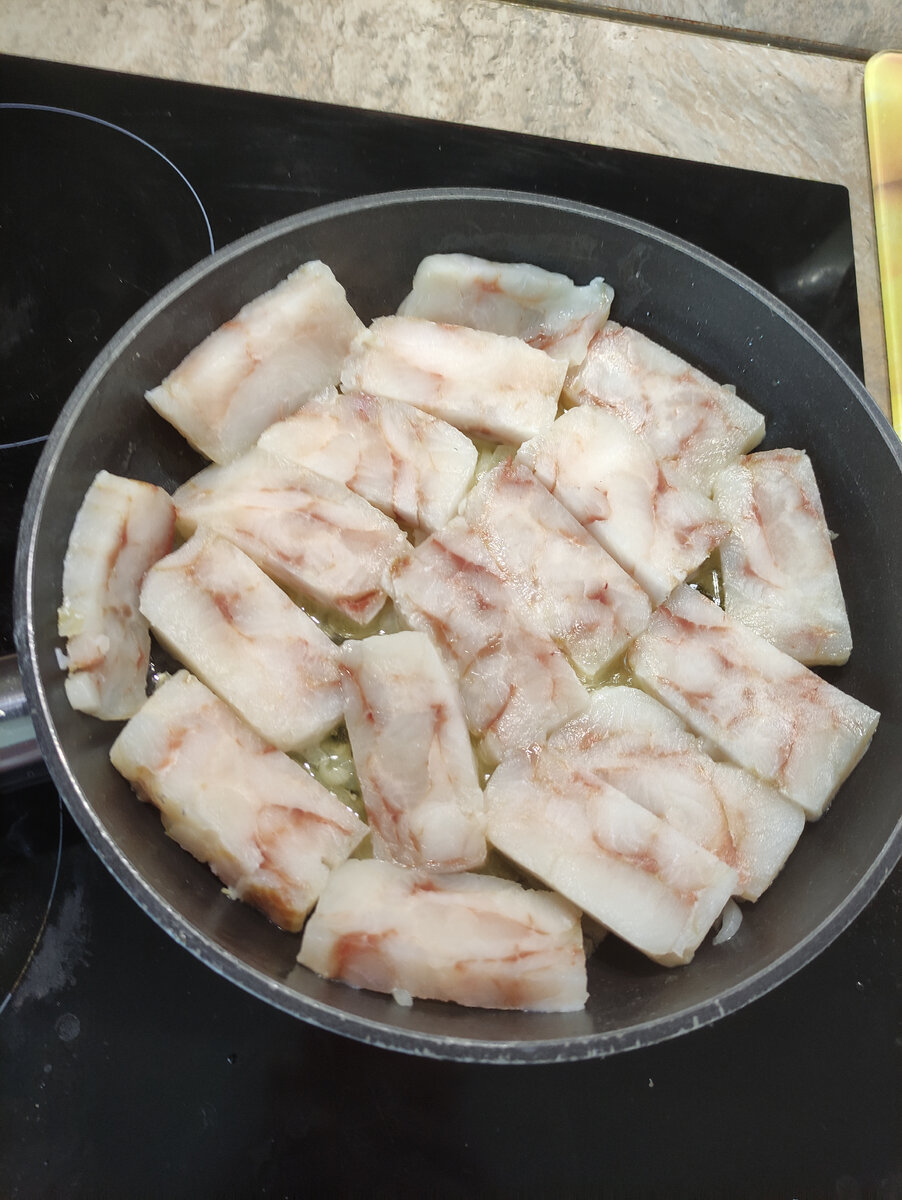 На подушку выкладываем рыбу.