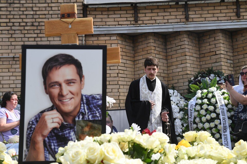     Поминки на 40-й день после смерти певца обернулись вакханалией Михаил ФРОЛОВ