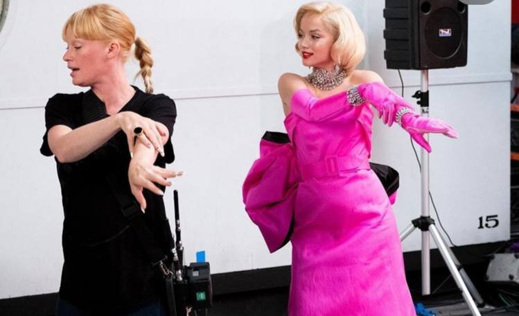    Ана де Армас (справа) на съемочной площадке фильма «Блондинка». Фото: Соцсети актрисы