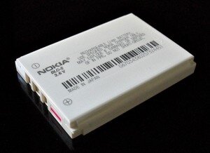 Литий-ионный аккумулятор из сотового телефона. (“NOKIA® Battery” автор Kristoferb. Лицензия Creative Commons Атрибуция — На тех же условиях 3.0 через Викисклад.)