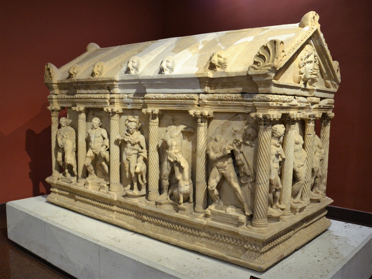 Чем не произведение искусства. Мраморный саркофаг в Археологическом музее Анталии. Фото автора.