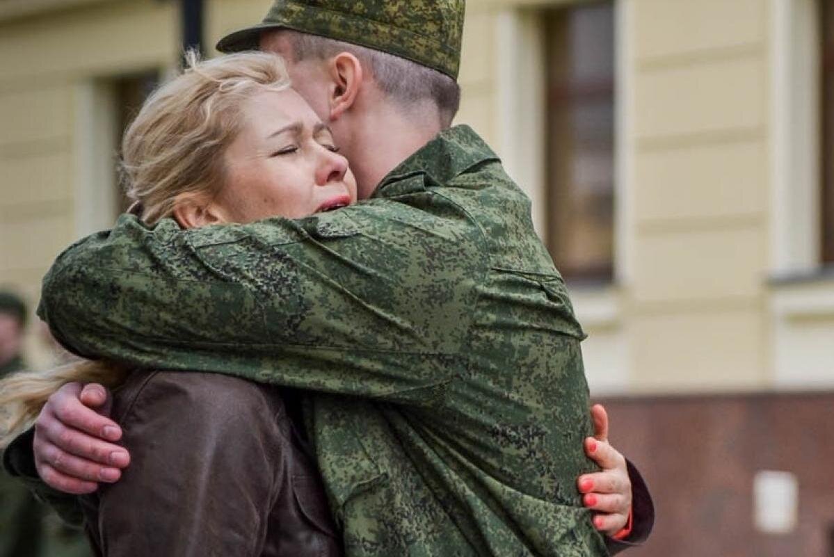 Мать провожает сына. Проводы солдата. Мать солдата. Мама обнимает солдата.