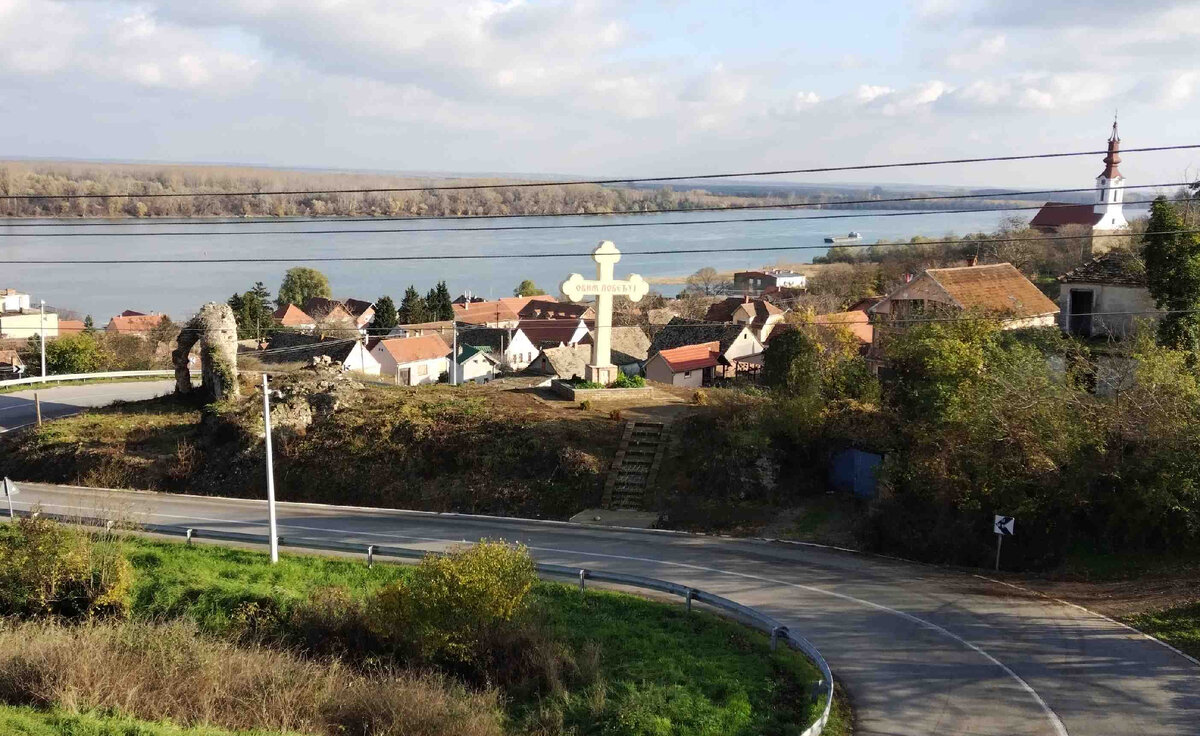 Вид на Старасланкамен и Дунай. Надпись на кресте "С этим победим". Слева остатки кельтской стены, справа храм. И дорога, как змея, ползущая прямо в осенний, озаренный ноябрьским солнцем, красавец - Дунай.