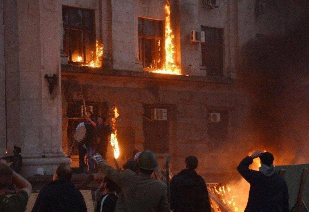 В Одессе подожгли цветы и фотографии на месте трагедии у Дома профсоюзов