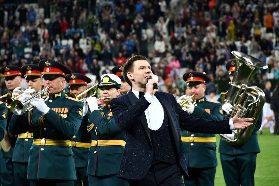    Перед зрителями выступил Эдуард Хиль-младший Геннадий БИСЕНОВ