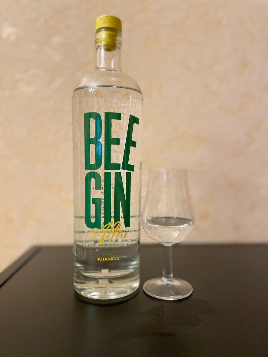 Можно джин. Джин Россия. Gin рос. Джин российский Queen. Bee Gin окей.