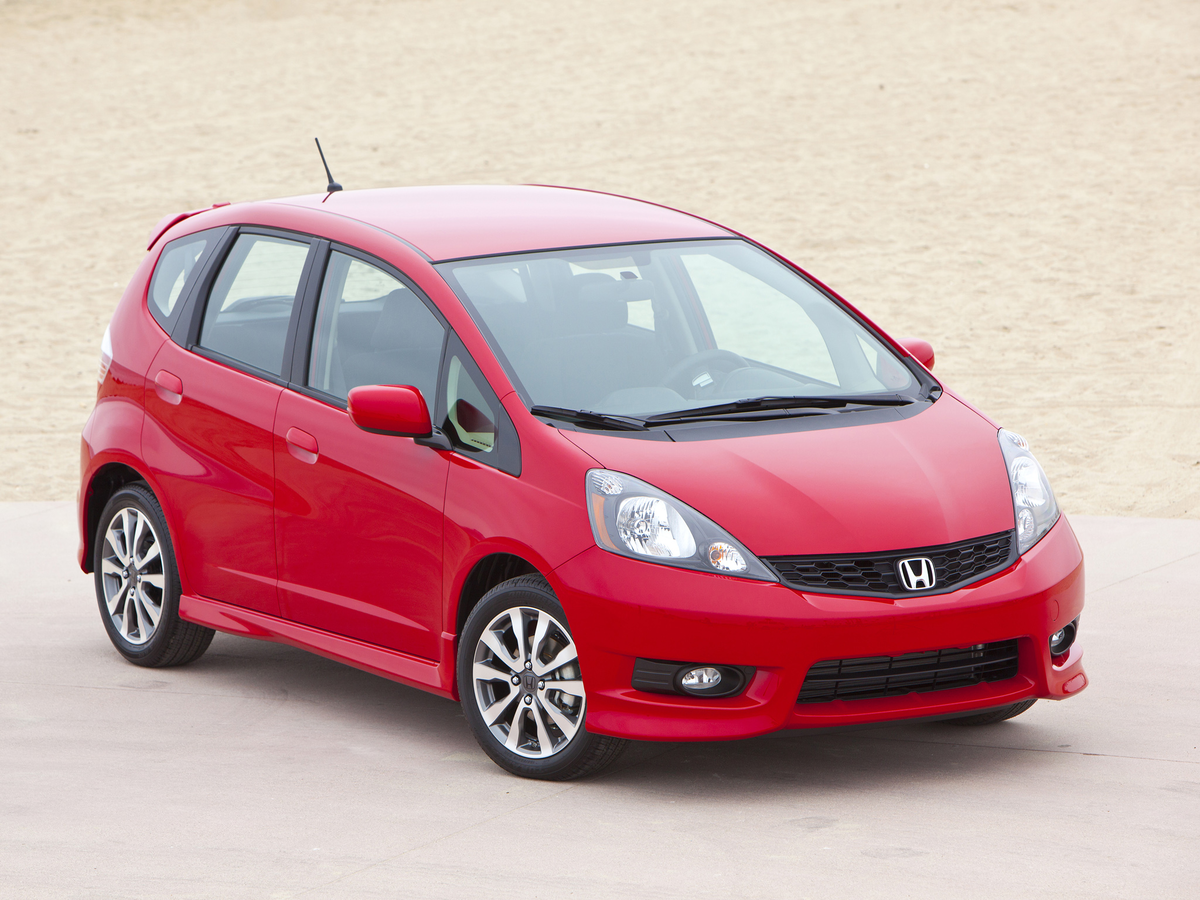 Honda Fit - суперпопулярный на нашем рынке хэтчбек, при чем уверенно держатся продажи сразу двух поколений второго и третьего. Мы решили взять оба поколения и подробно их сравнить.-2