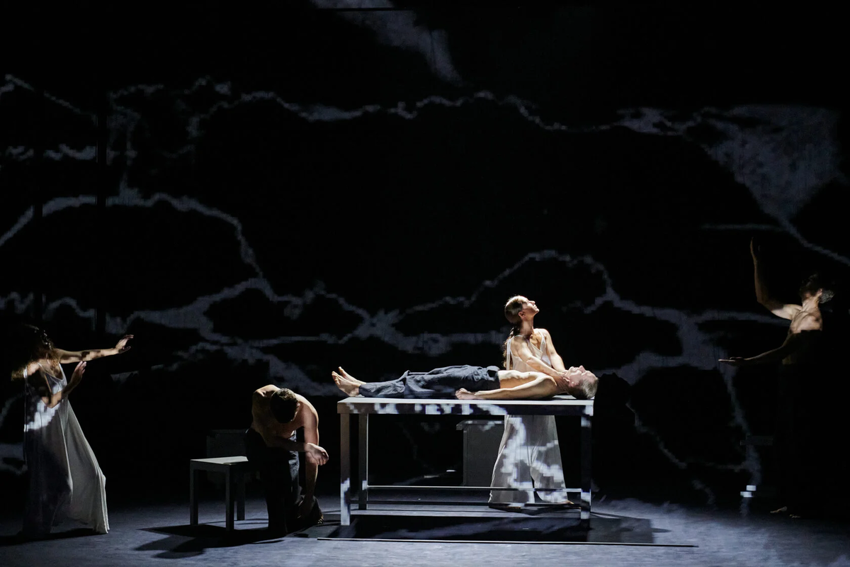 Сцена из спектакля "Антигона" Софокла (реж. Г.Козлов, М.Фомин). Источник: официальный сайт Санкт-петербургского театра "Мастерская"