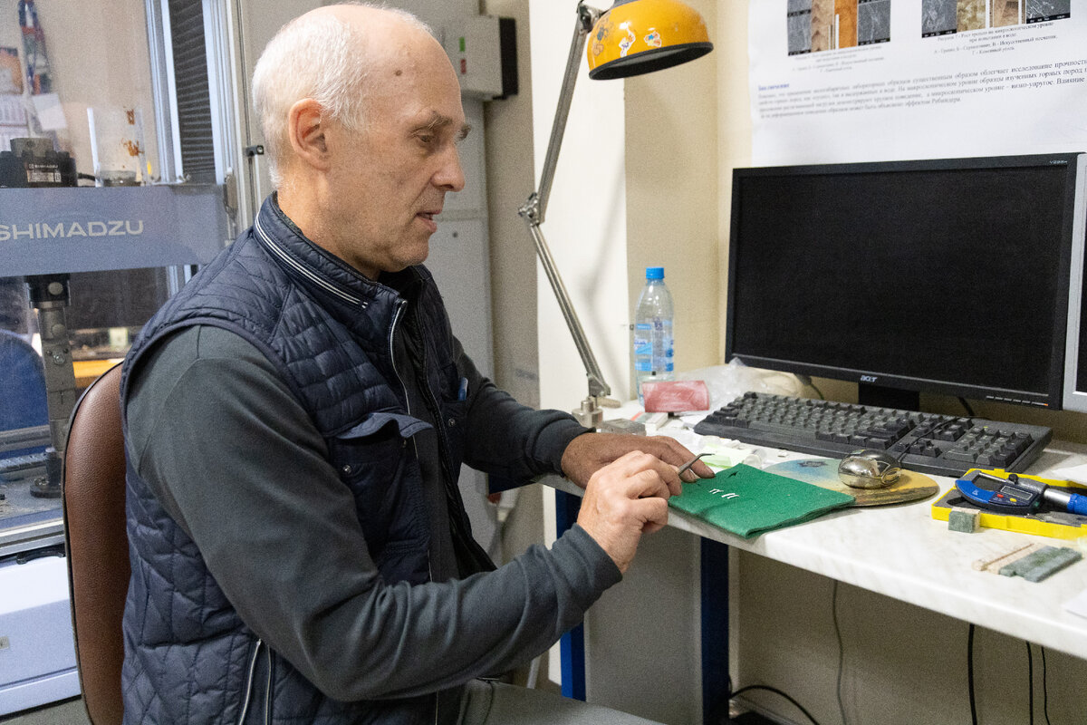 Петр Панфилов с коллегами установили, толщина скорлупы постоянна практически на всех участках яйца. Фото: Родион Нарудинов.