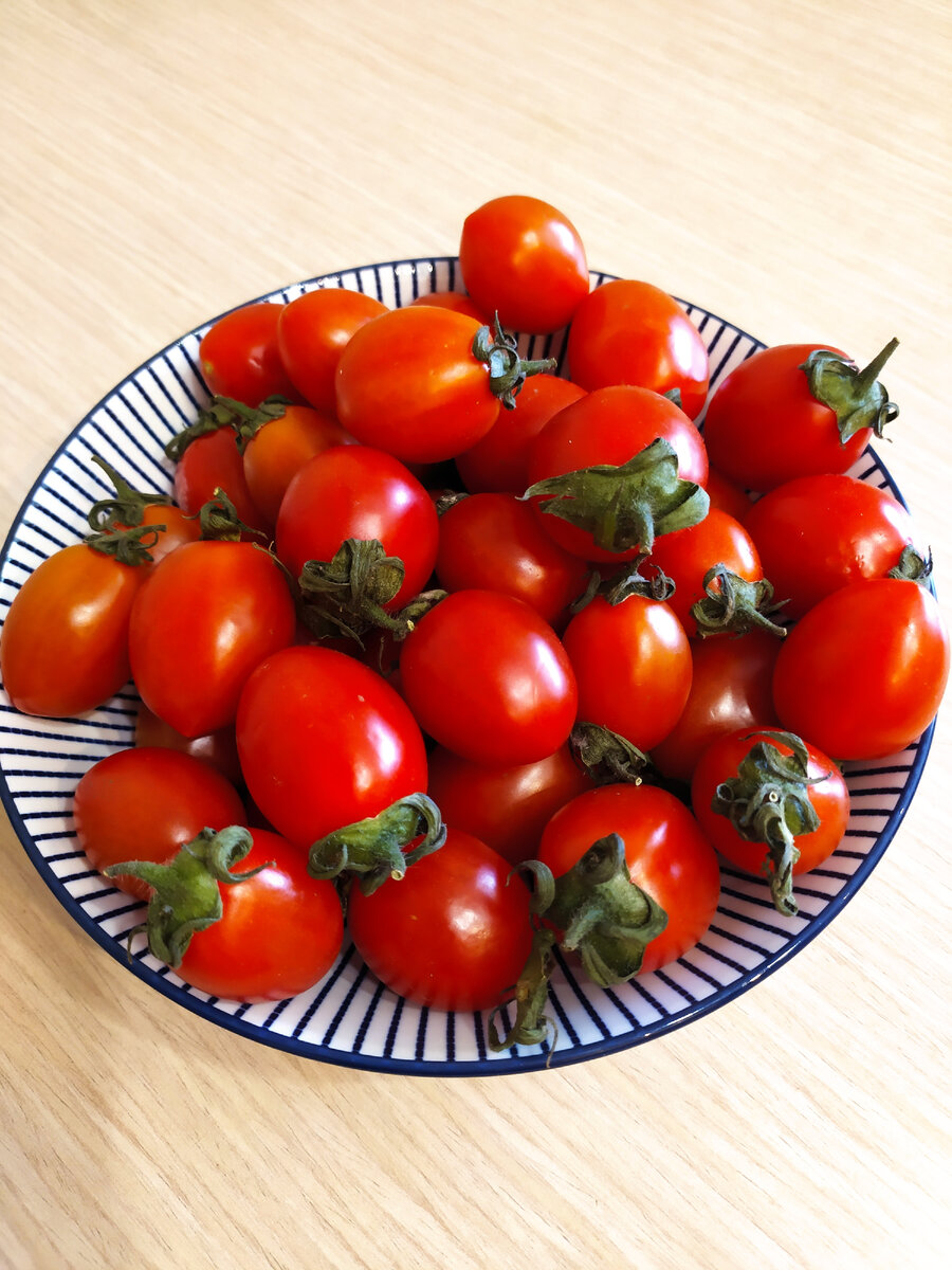 Новые тарелочки пришлось прикупить. Помидорки очень фотогеничные оказались. 