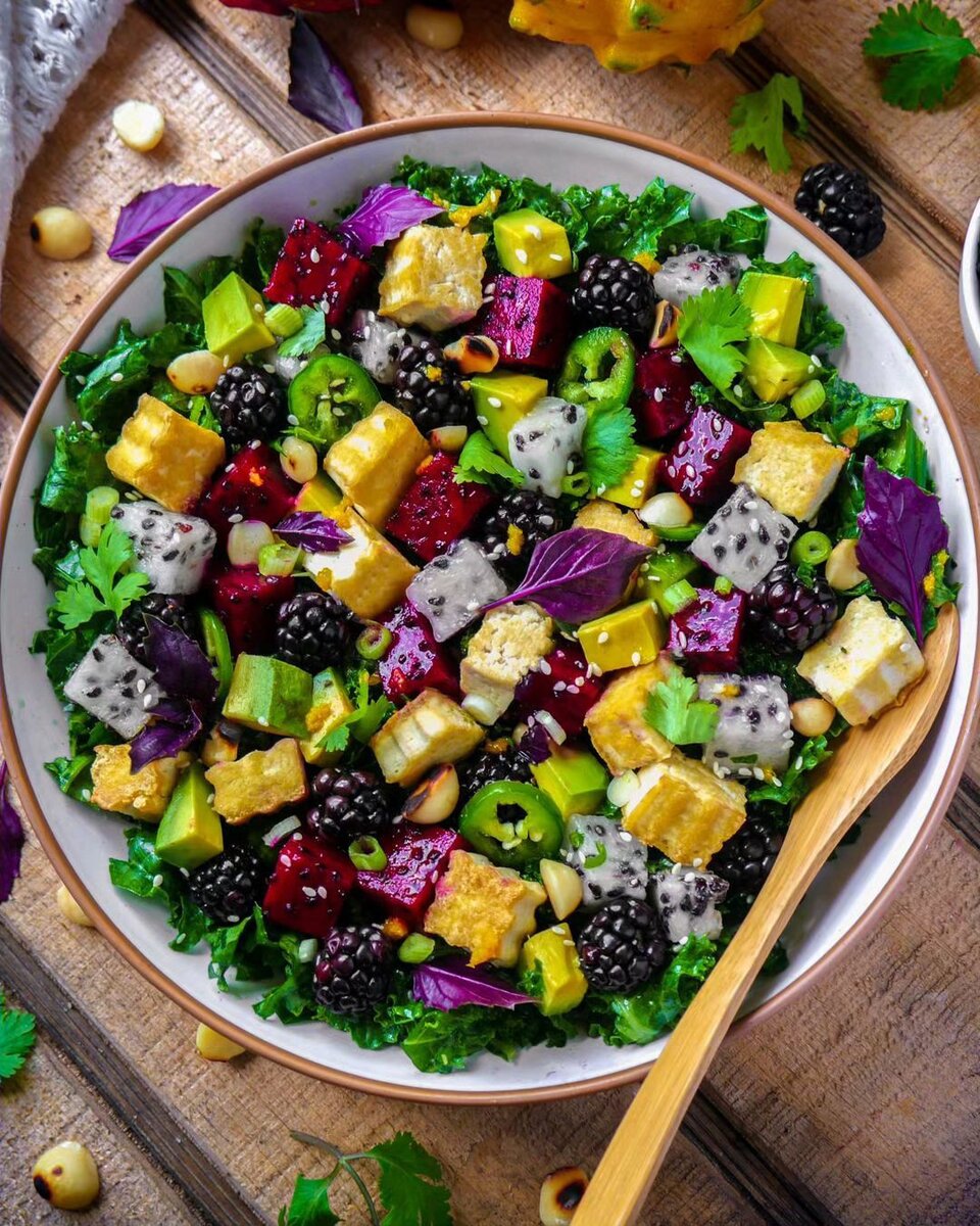 САЛАТ ИЗ КЕЙЛА И ТРОПИЧЕСКИХ ФРУКТОВ С ЖАРЕНЫМ ТОФУ И ЦИТРУСОВОЙ ЗАПРАВКОЙ