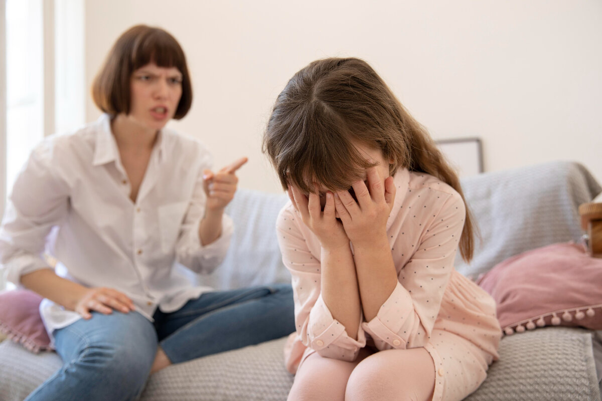 Image by <a href="https://www.freepik.com/free-photo/medium-shot-upset-mother-scolding-daughter_16101949.htm#query=%D0%BE%D0%B1%D0%B5%D1%81%D1%86%D0%B5%D0%BD%D0%B8%D0%B2%D0%B0%D0%BD%D0%B8%D0%B5%20%D1%80%D0%B5%D0%B1%D0%B5%D0%BD%D0%BA%D0%B0&position=1&from_view=search&track=ais">Freepik</a>