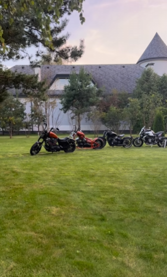 Снято плохонько и без фокуса. Но Евгений Викторович же не телефон показывает.