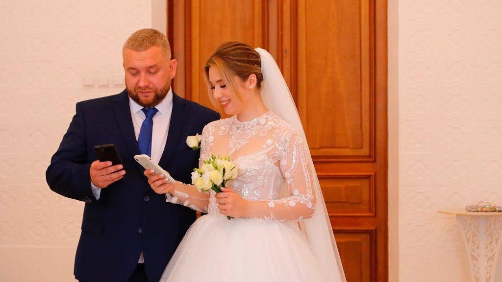     Молодожены поучаствовали в выборах губернатора прямо в ЗАГСе Нижнего Новгорода. Об этом рассказали в пресс-службе правительства.