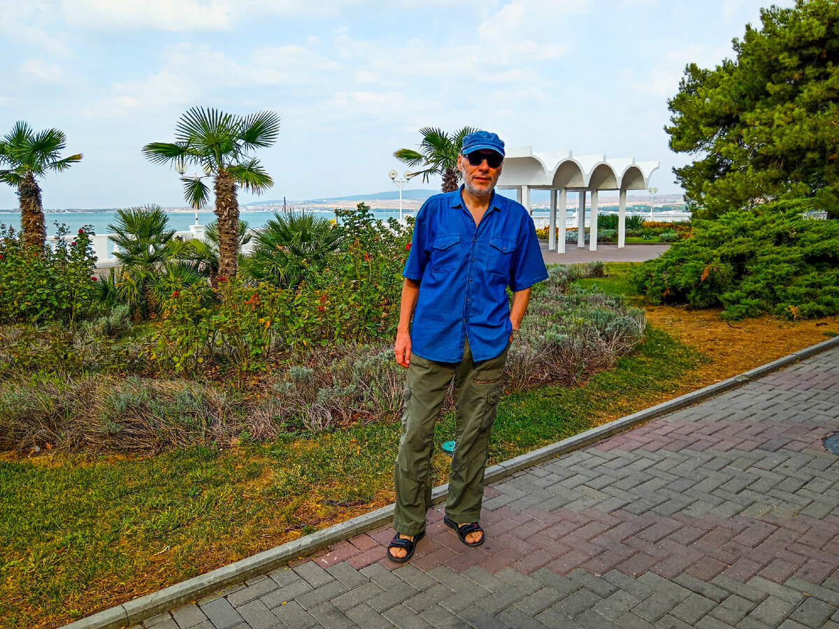 Автор рассказа и канала, Михаил Лекс. Геленджик, набережная, центр.