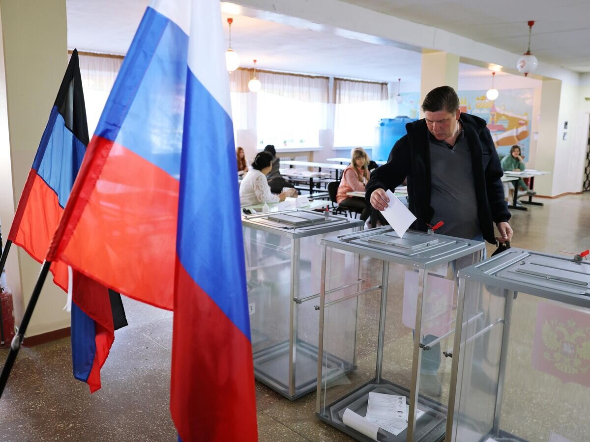    Мужчина голосует на выборах в парламент и органы самоуправления в Единый день голосования на одном из избирательных участков в Донецке© РИА Новости / Сергей Аверин