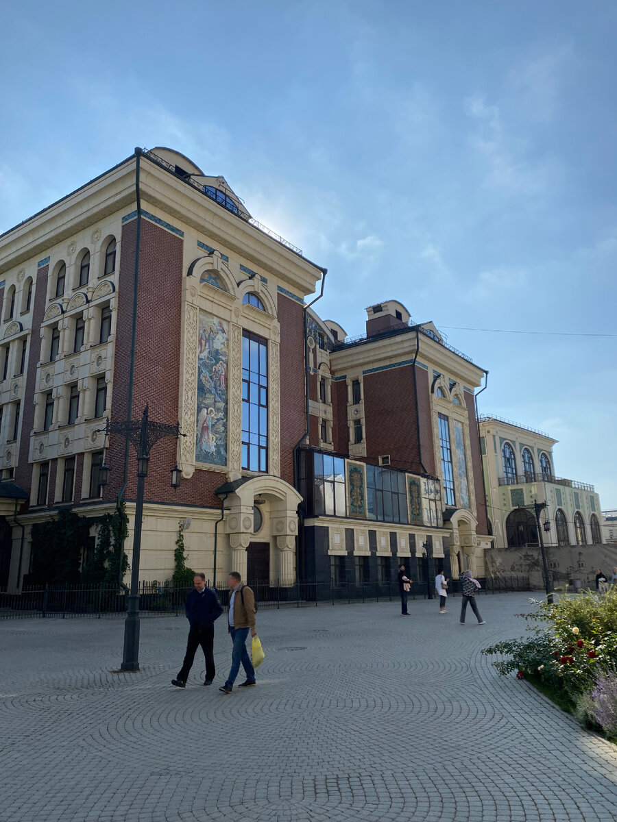 Вот как не искала, не поняла что за здание. По моему это типография Сретенского монастыря