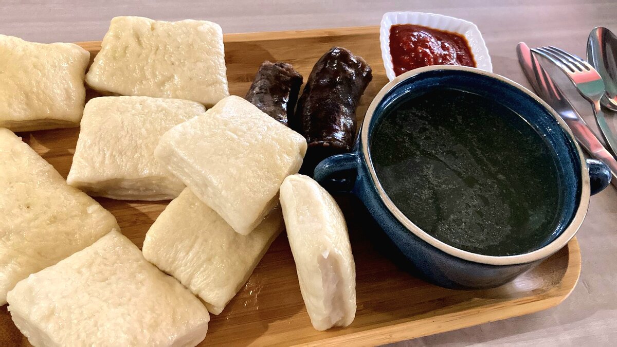 Аварский хинкал с сушеной колбасой и бульоном 