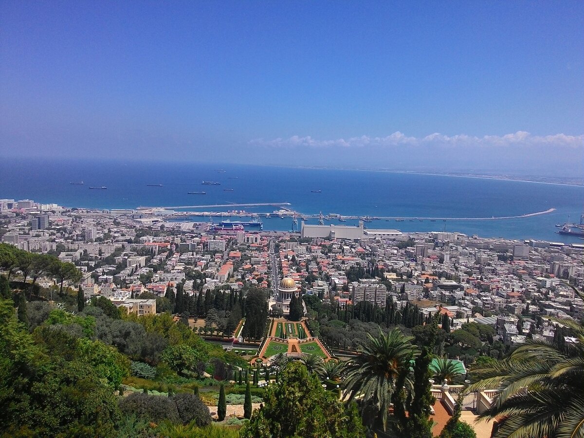 Вид на Хайфу с верхней террасы Бахайских садов