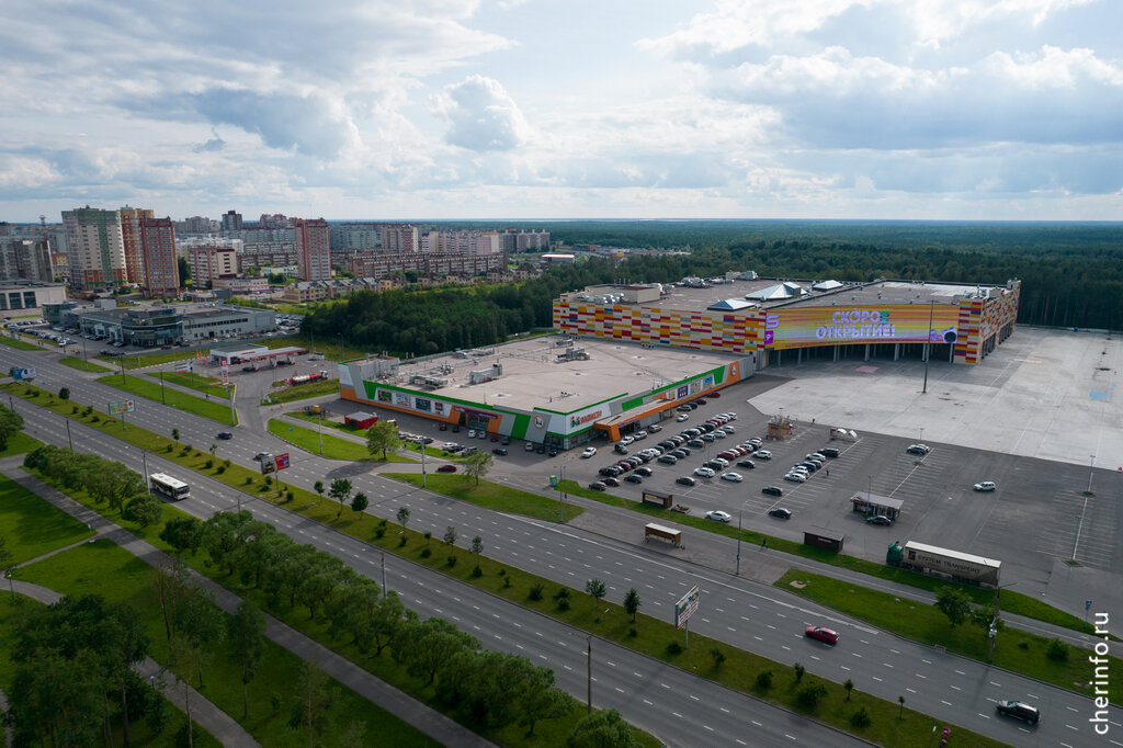    С 15 сентября в центре заработают 27 магазинов: бытовой техники и электроники, одежды, нижнего белья, кожгалантереи, канцтоваров.