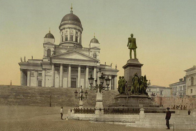 Памятник Александру II в Хельсинки. В 1858 году появился первый лицей, где преподавание велось на финском языке. С 1860-х годов в Великом княжестве происходил устойчивый культурный подъём, прогрессивные силы местной интеллигенции добивались придания финскому языку статуса государственного, что было сделано Александром II. Помимо того, на законодательном уровне было признано равноправие шведского и финского языков в суде и администрации.