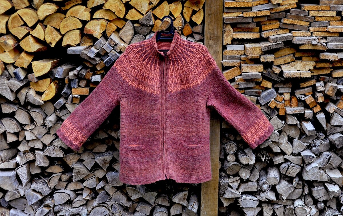 Косячок .Надо подумать , как исправить. Низ молнии чуть приподнимается. Он несколько грубее планок. 