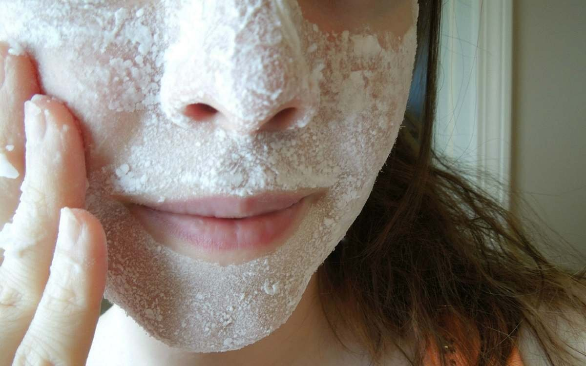 Эффект отбеливающих масок. Маска для лица. Скраб для лица на лице. Скрабирование кожи лица. Маска для лица с пигментацией.