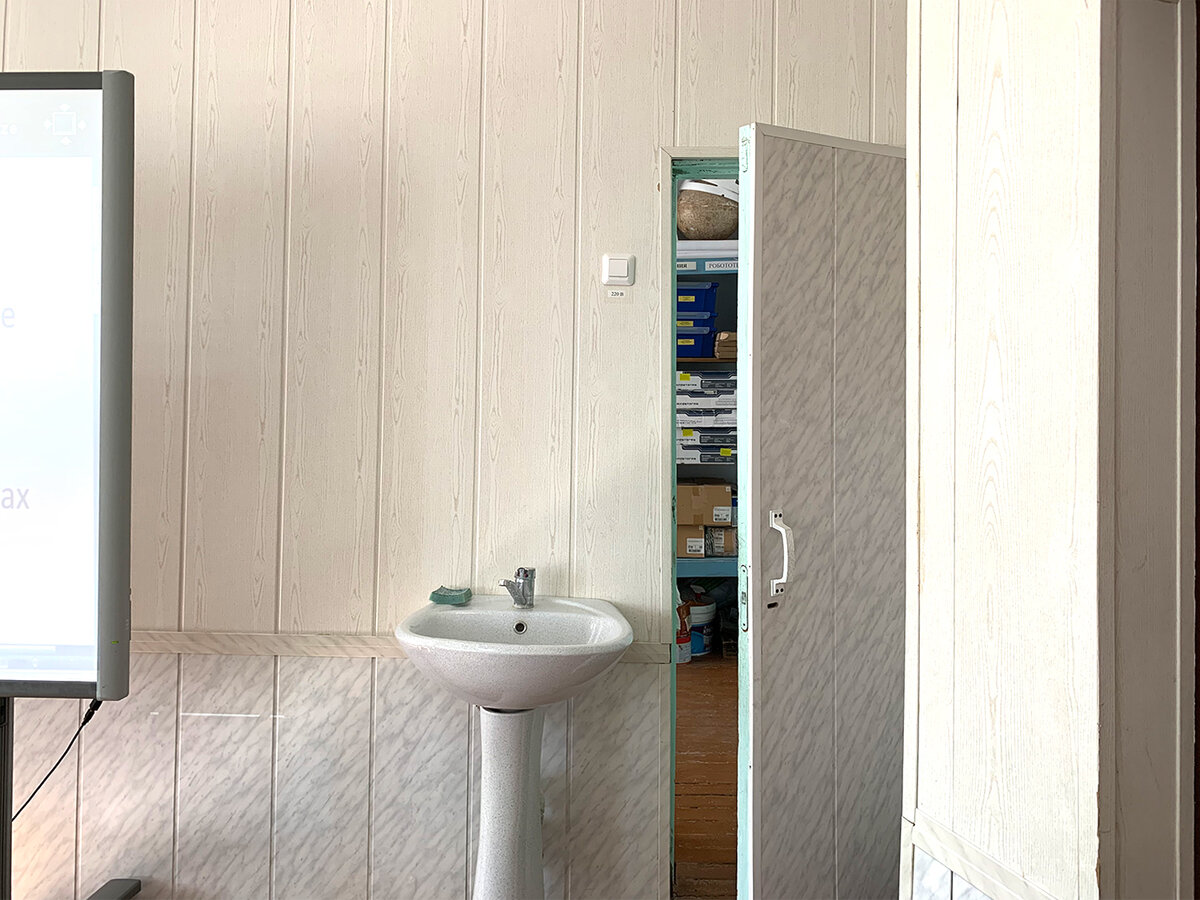 Дверь в лаборантскую кабинета физики сельской школы