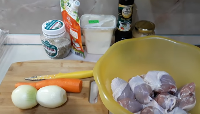 Лук, морковь, сметана, майонез, соевый соус, горчица, соль, растительное масло
