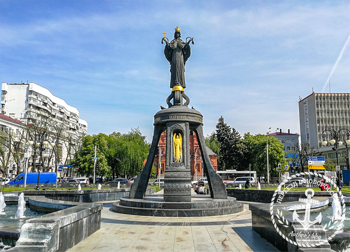 Памятник святой великомученице Екатерине в центре города