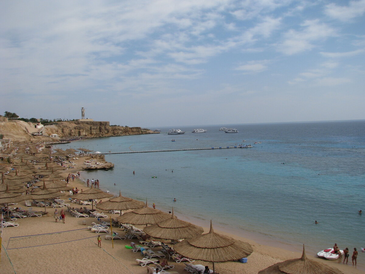 Вид на пляж с прибрежного кафе нашего отеля