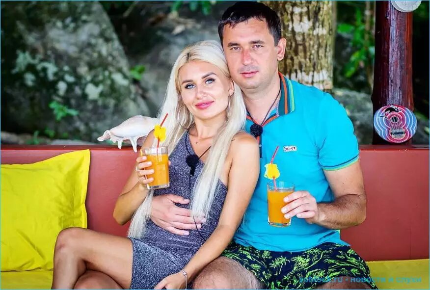 На прошлой неделе в соцсетях появились новости, что реалити-шоу "Спаси свою любовь" покинули Илья Яббаров и Маргарита Ларченко. На их тепленькое место сразу же угнездилась пара бывших участников, которым хочется сэкономить на свадебной церемонии. Судя по последним слухам, Андрей Шабарин и Розалия Райсон примут участие в Свадьбе на миллион.

И тут нечему удивляться: Рита с Ильей вышли в финал, но до съемок конкурса не дотянули. Замену нашли быстро, наверное, чтобы Яббаров передумать не успел, но вместо Яббы теперь на телешоу будет куражиться Шаба. И в свадебном конкурсе Роза и Андрей тоже смогут показать, насколько у них окрепли отношения за несколько месяцев проживания вне стен дома 2.

Повод сыграть свадьбу на Поляне осенью 2019 года у Андрея и Розалии довольно убедительный. Они хотят пожениться 14.09.2019 и тем самым отметить годовщину первого поцелуя, участники считают число 14 счастливым для своей пары. Райсон опубликовала в сети пост и сказала, что цель у пары не "спасти любовь", а показать зрителям, к какому результату они пришли, какой гармонии достигли и как наладили взаимопонимание.
