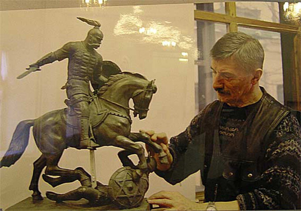 Фото из открытых источников: скульптор В. Клыков в мастерской