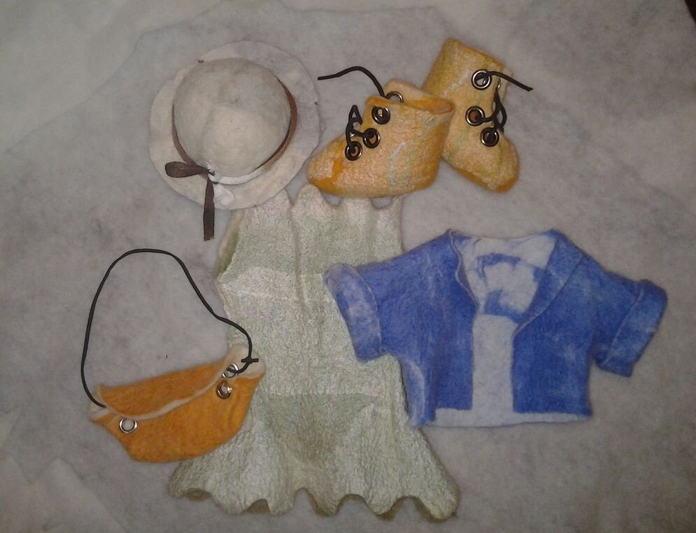 Кукольная одежда валяется по тем же принципам, как и "большая" одежда